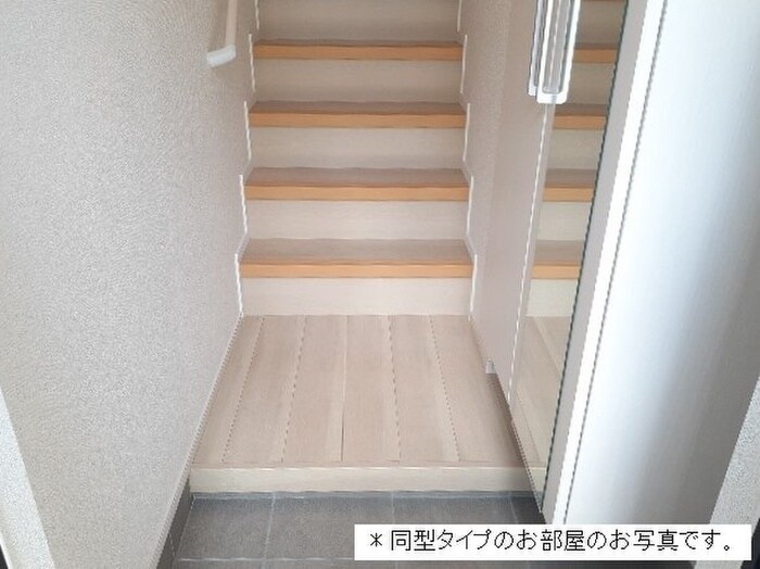 物件内観写真3　(玄関)