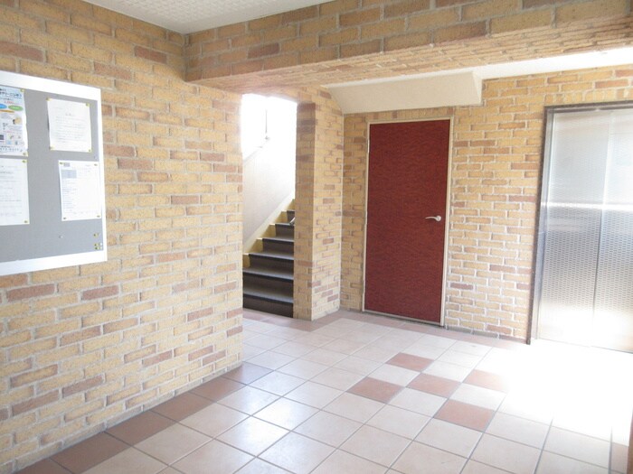 物件外観写真4　(エントランス部分)