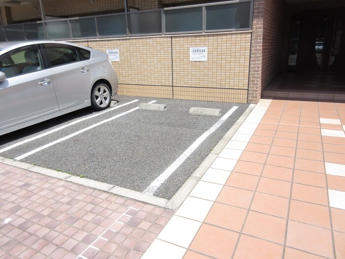 物件外観写真6　(駐車場)