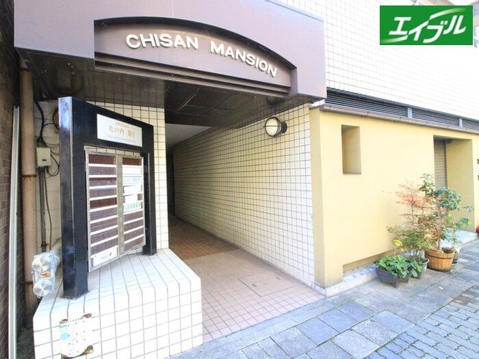 物件外観写真2　(エントランス部分)