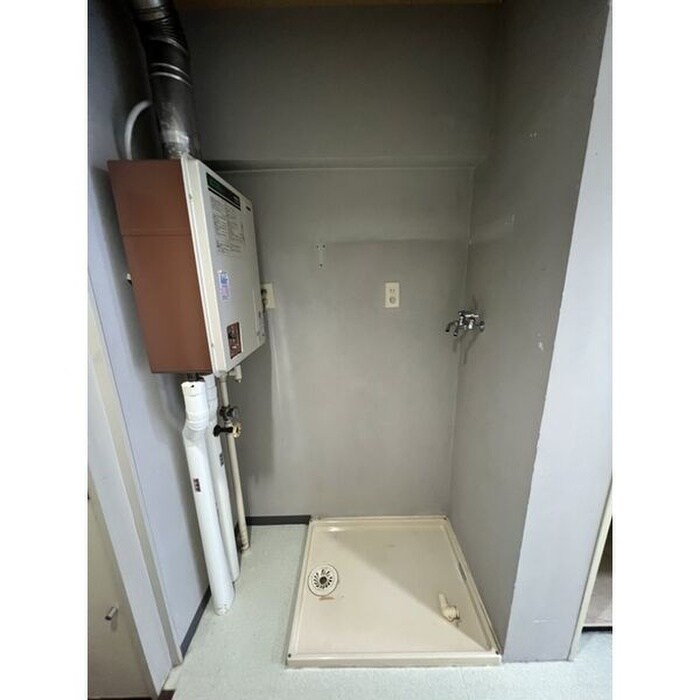 物件内観写真12　(洗濯機置場)