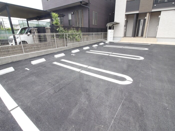 物件外観写真3　(駐車場)