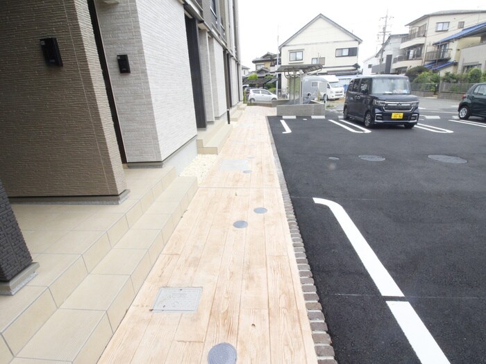 物件外観写真6　(エントランス部分)