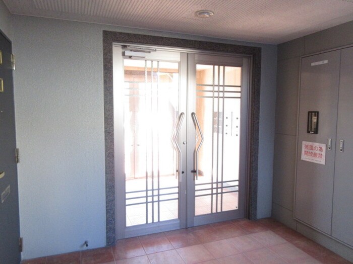 物件外観写真2　(エントランス部分)
