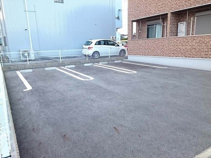 物件外観写真4　(駐車場)