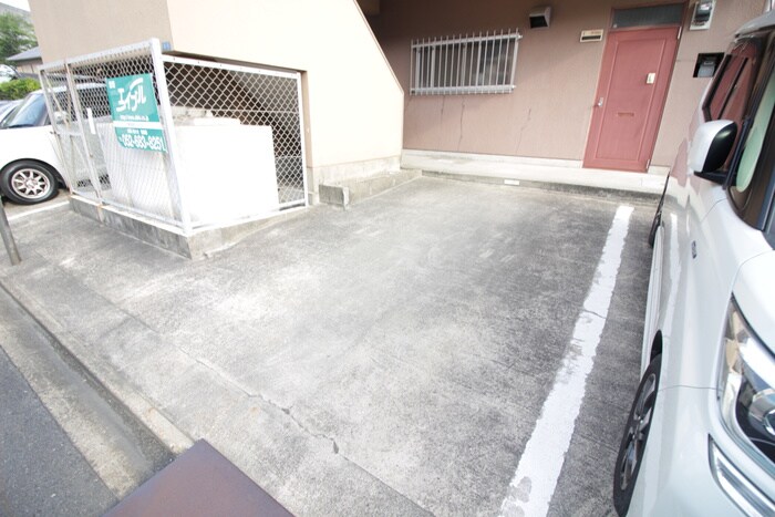 物件外観写真6　(駐車場)