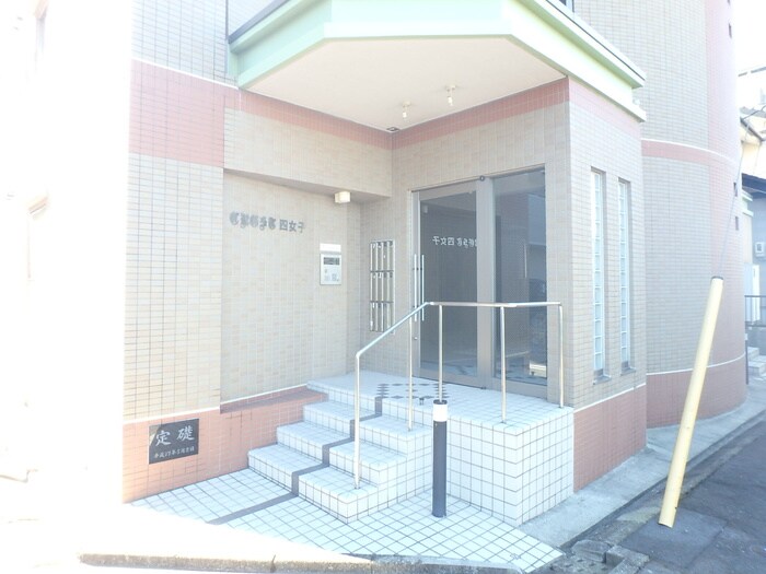 物件外観写真4　(エントランス部分)