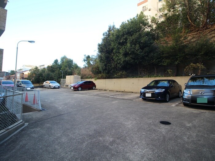 物件外観写真3　(駐車場)