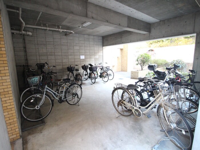 物件外観写真4　(駐輪場)