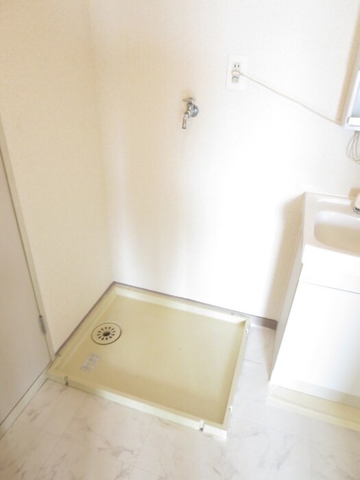 物件内観写真16　(洗濯機置場)