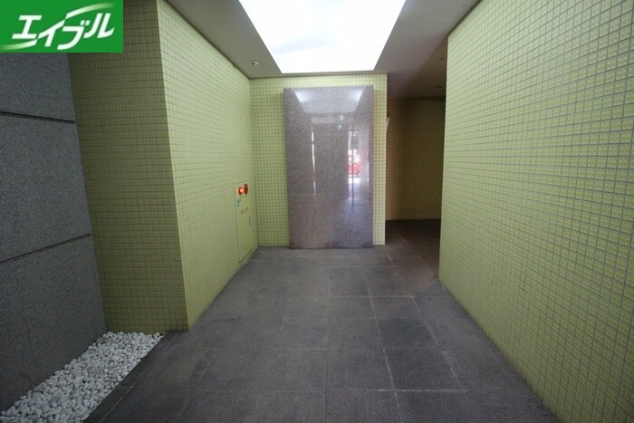 物件外観写真6　(エントランス部分)