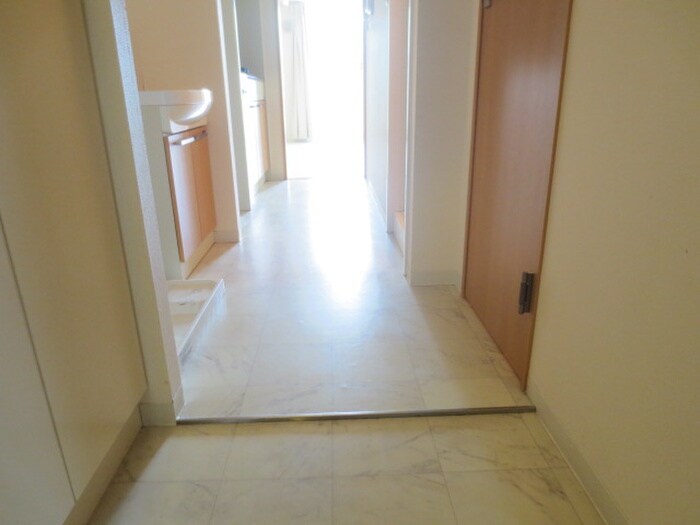 物件内観写真10　(玄関)