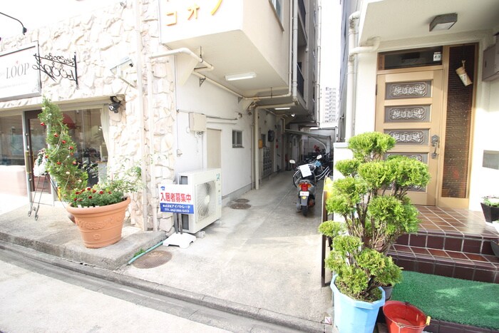 物件外観写真2　(エントランス部分)