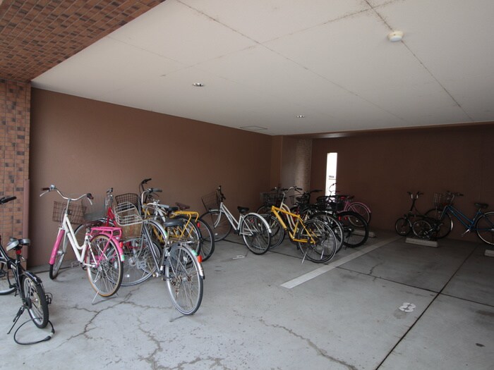 物件外観写真4　(駐輪場)