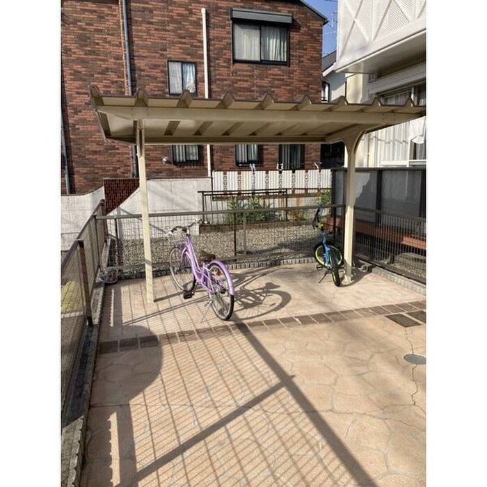 物件外観写真3　(駐輪場)