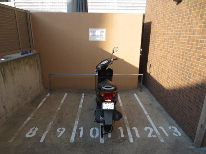 物件外観写真5　(バイク置き場)