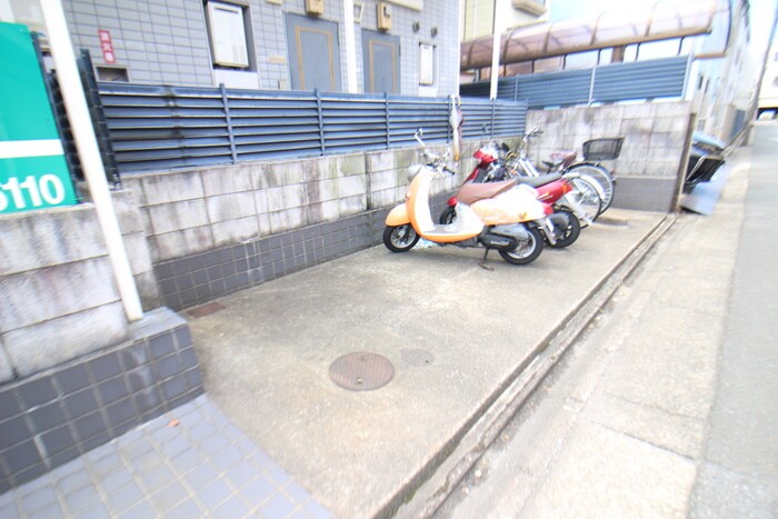 物件外観写真2　(駐輪場)