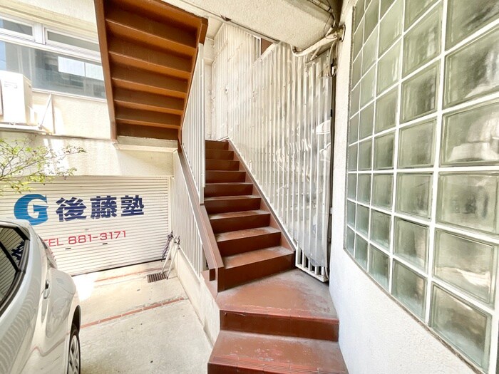 物件外観写真4　(エントランス部分)