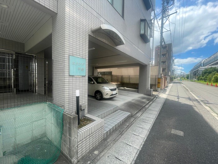 物件外観写真3　(エントランス部分)