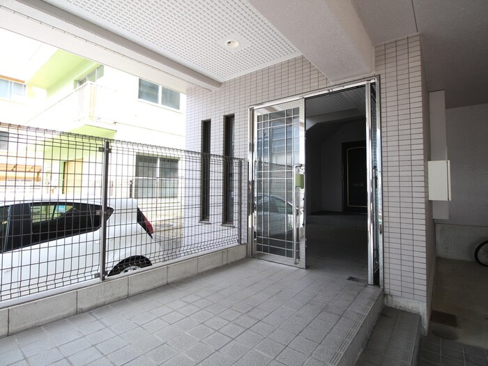 物件外観写真4　(エントランス部分)