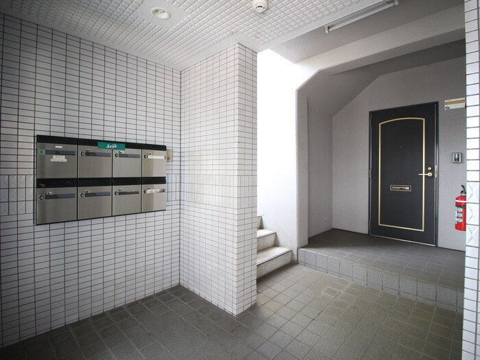 物件外観写真5　(エントランス部分)