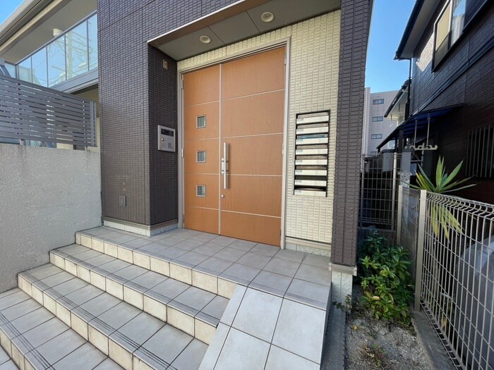 物件外観写真5　(エントランス部分)