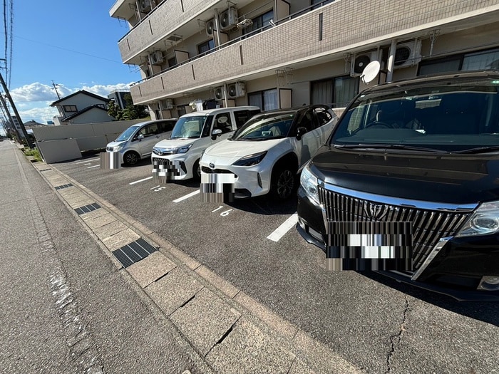 物件外観写真3　(駐車場)