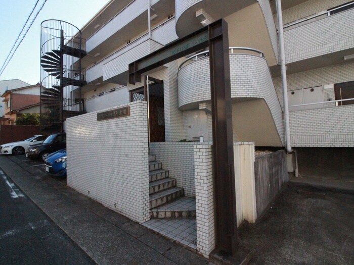 物件外観写真3　(エントランス部分)