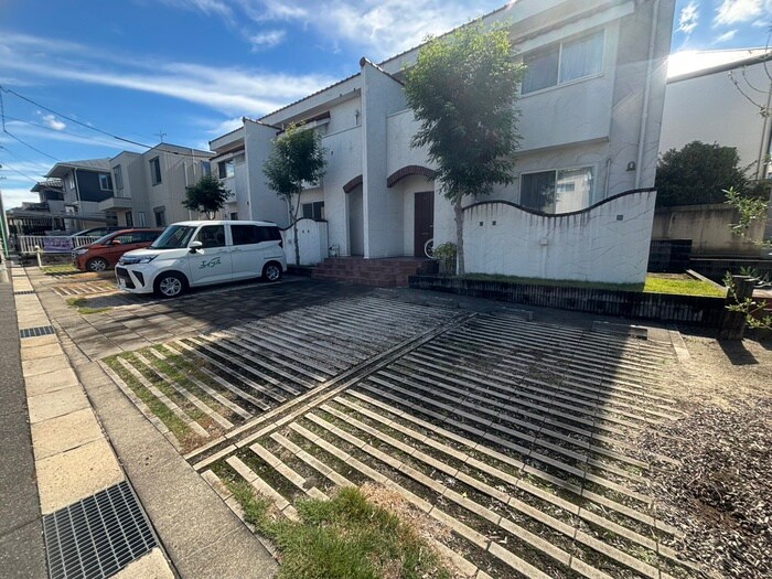 物件外観写真2　(駐車場)