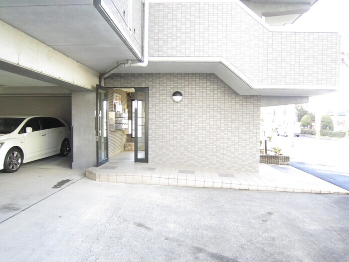 物件外観写真3　(エントランス部分)