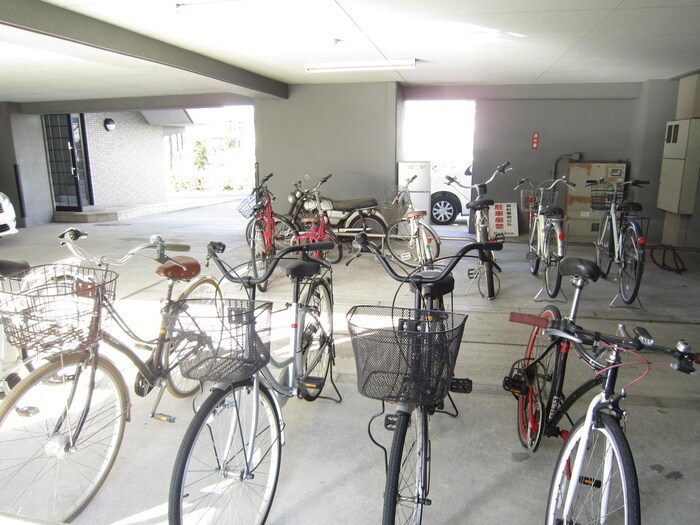 物件外観写真4　(駐輪場)