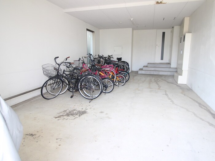 物件外観写真5　(駐輪場)