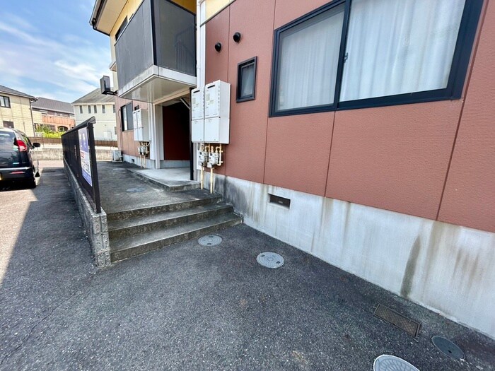 物件外観写真3　(エントランス部分)