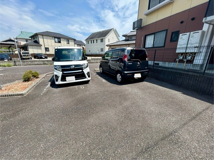 物件外観写真4　(駐車場)