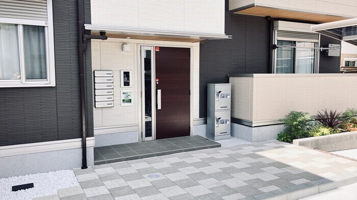物件外観写真4　(エントランス部分)