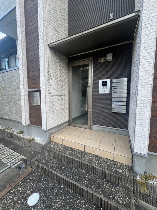 物件外観写真5　(エントランス部分)
