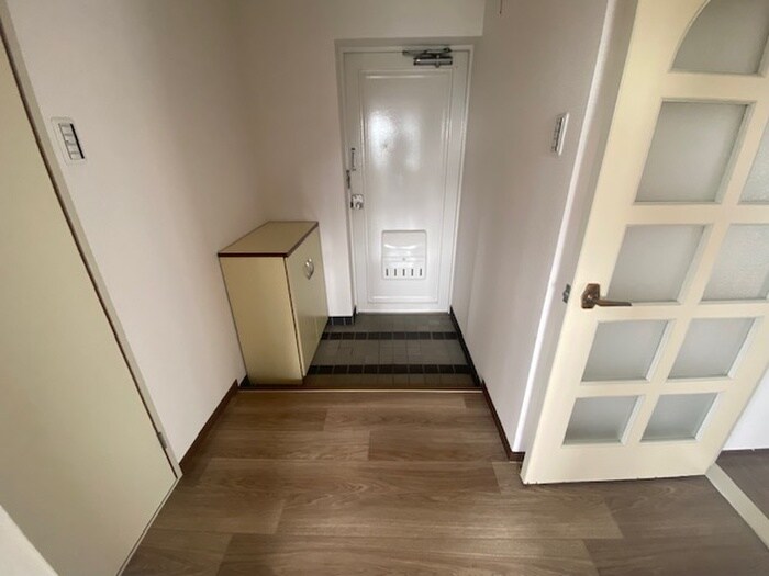 物件内観写真5　(玄関)