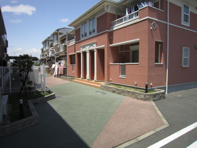 物件外観写真3　(エントランス部分)