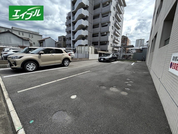 物件外観写真3　(駐車場)