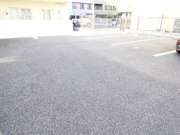 物件外観写真5　(駐車場)