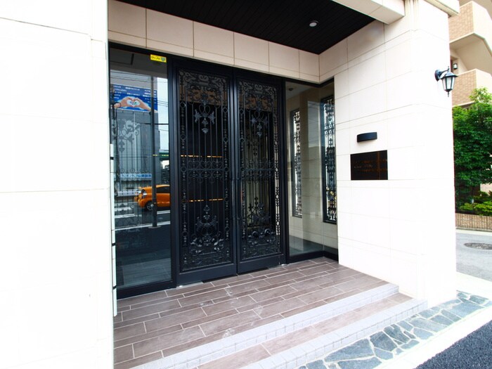 物件外観写真2　(エントランス部分)