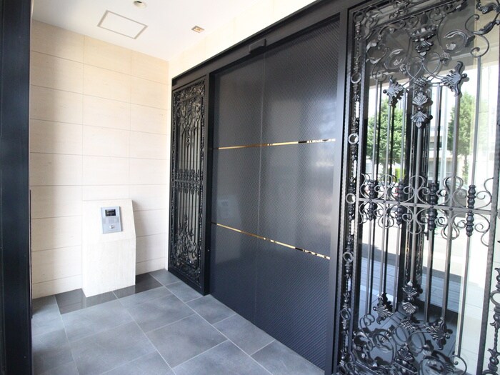 物件外観写真3　(エントランス部分)