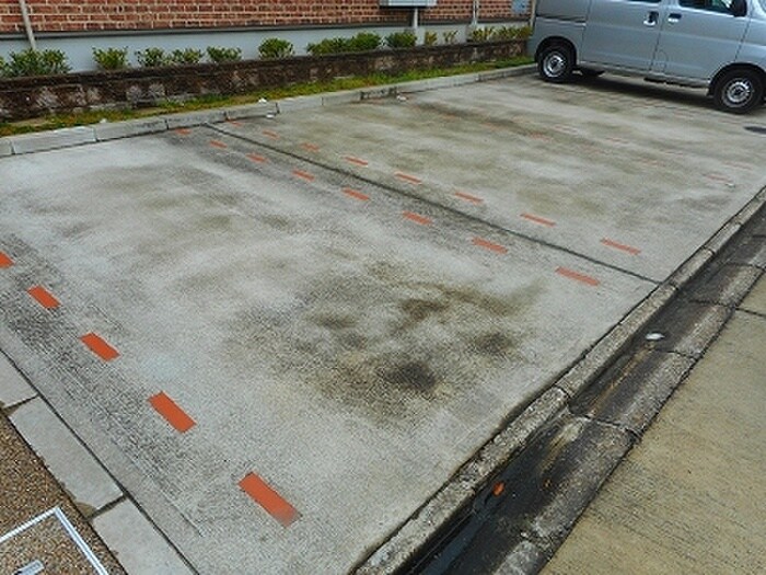 物件外観写真2　(駐車場)