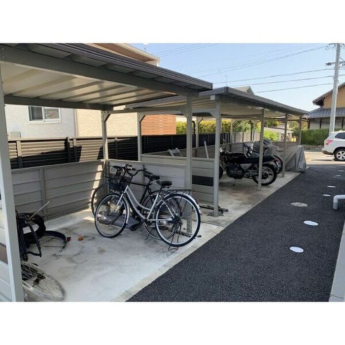 物件外観写真2　(駐輪場)