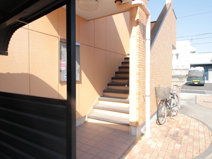 物件外観写真6　(エントランス部分)