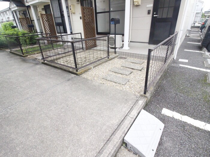 物件外観写真3　(エントランス部分)