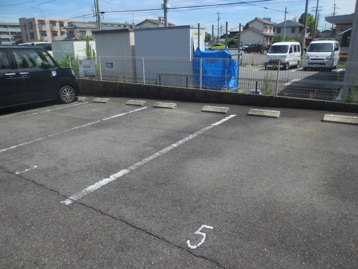 物件外観写真5　(駐車場)