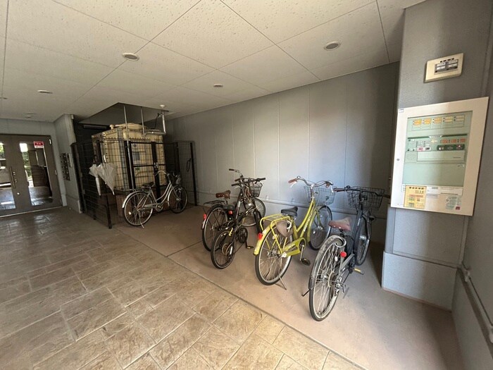 物件外観写真3　(駐輪場)