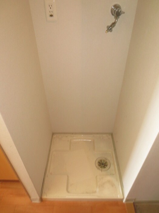 物件内観写真16　(洗濯機置場)