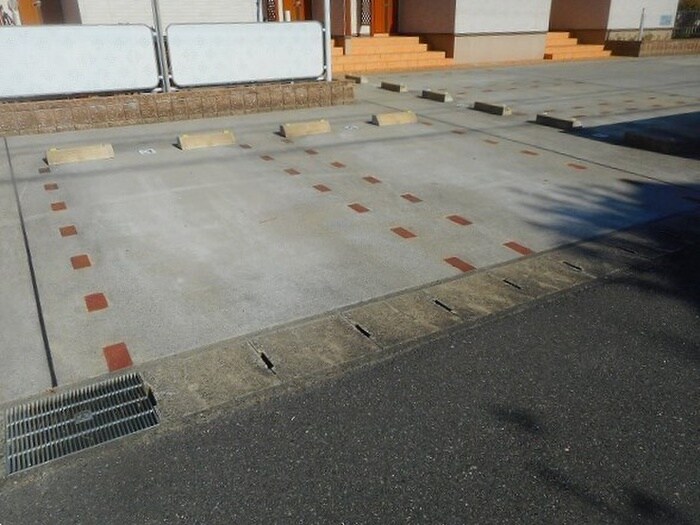 物件外観写真2　(駐車場)